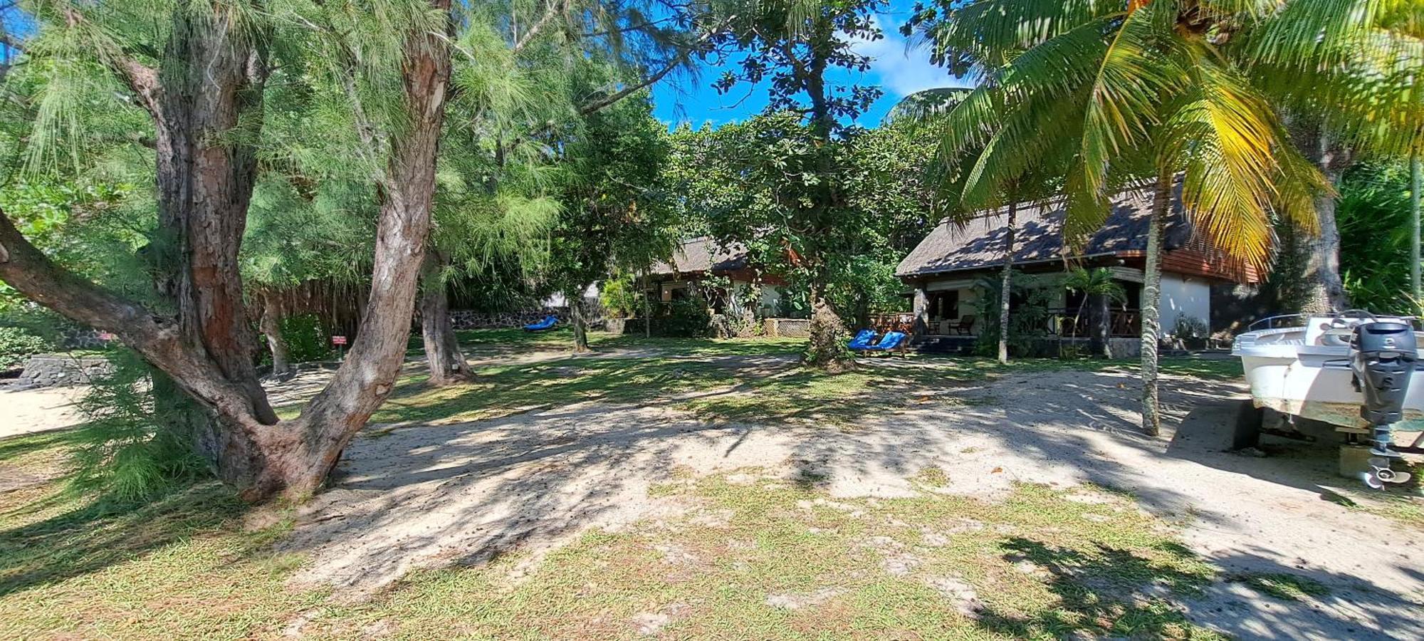 Villa Serenity - Cheerful 2-bedrooms Beachfront Villa. Trou dʼEau Douce